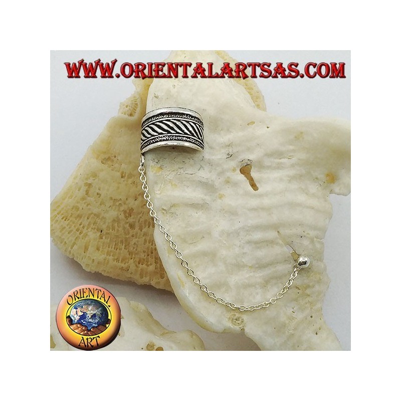 Pendiente de plata con cadena, banda con rayas de alto relieve.