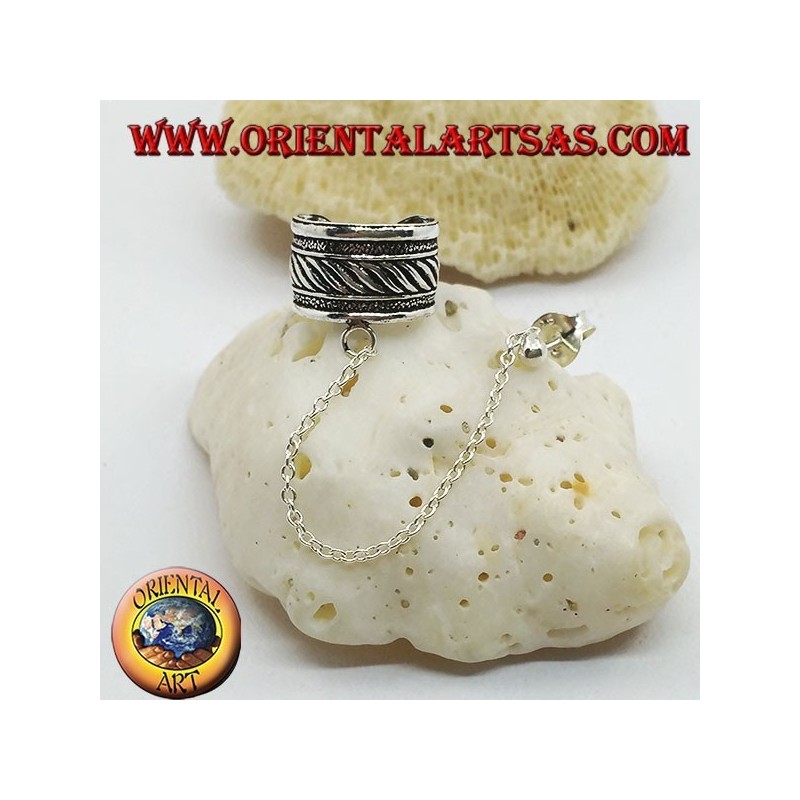 Pendiente de plata con cadena, banda con rayas de alto relieve.