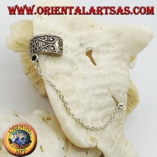 Pendiente de plata con cadena, flor con decoraciones en alto relieve.