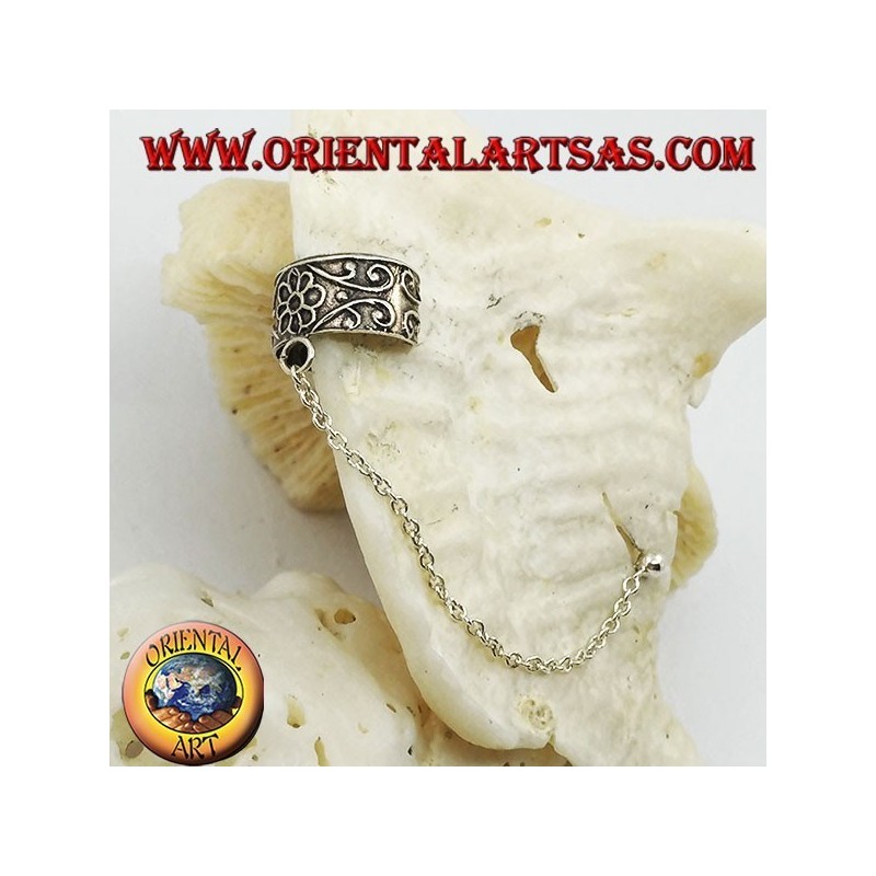 Orecchino Ear Cuff in argento con catenella, fiore con decorazioni in altorilievo