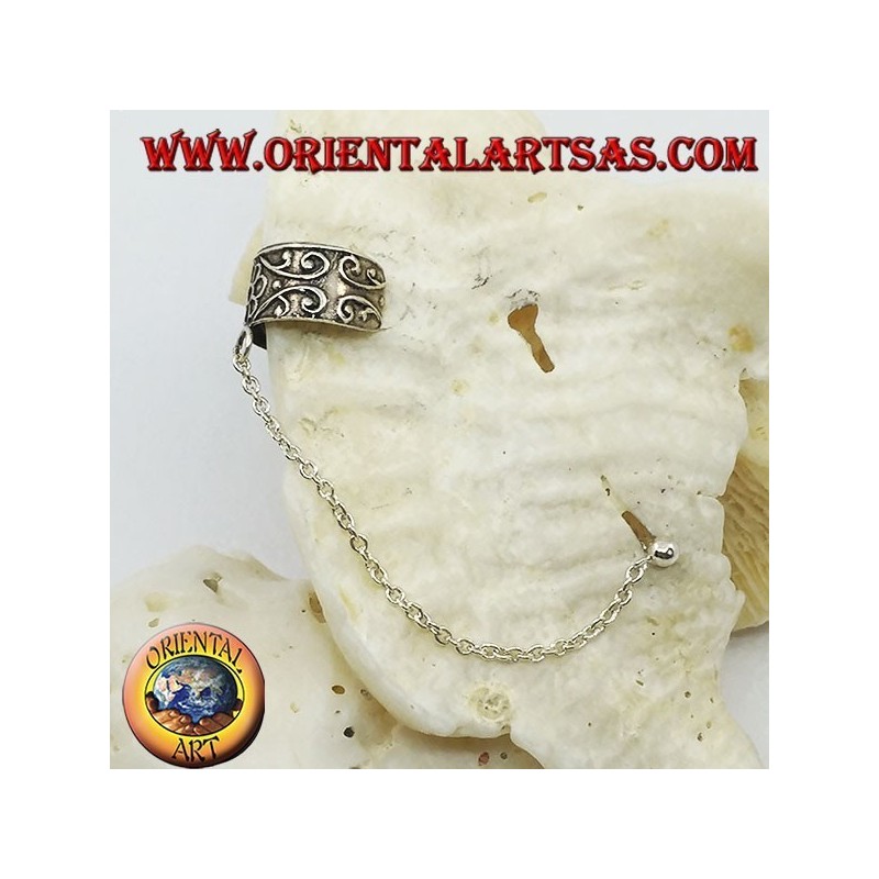 Pendiente de plata con cadena, flor con decoraciones en alto relieve.