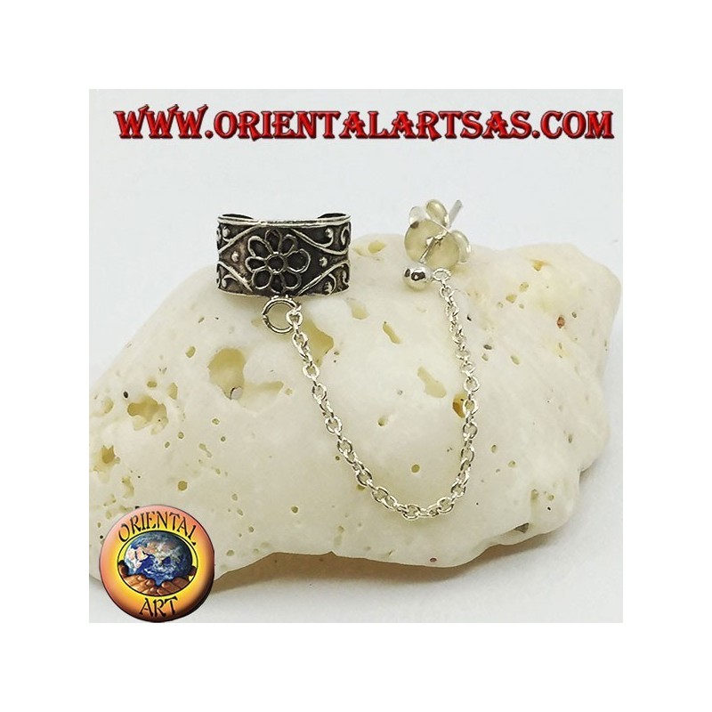 Pendiente de plata con cadena, flor con decoraciones en alto relieve.