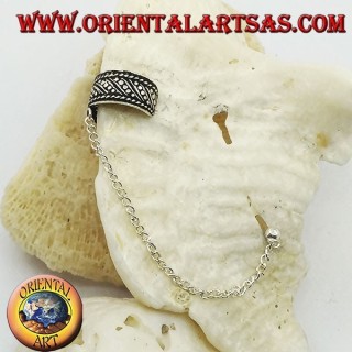 Arete de plata con cadena, líneas oblicuas y puntos de alto relieve.