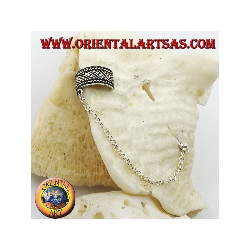 Orecchino Ear Cuff in argento con catenella, linee oblique e puntini in altorilievo