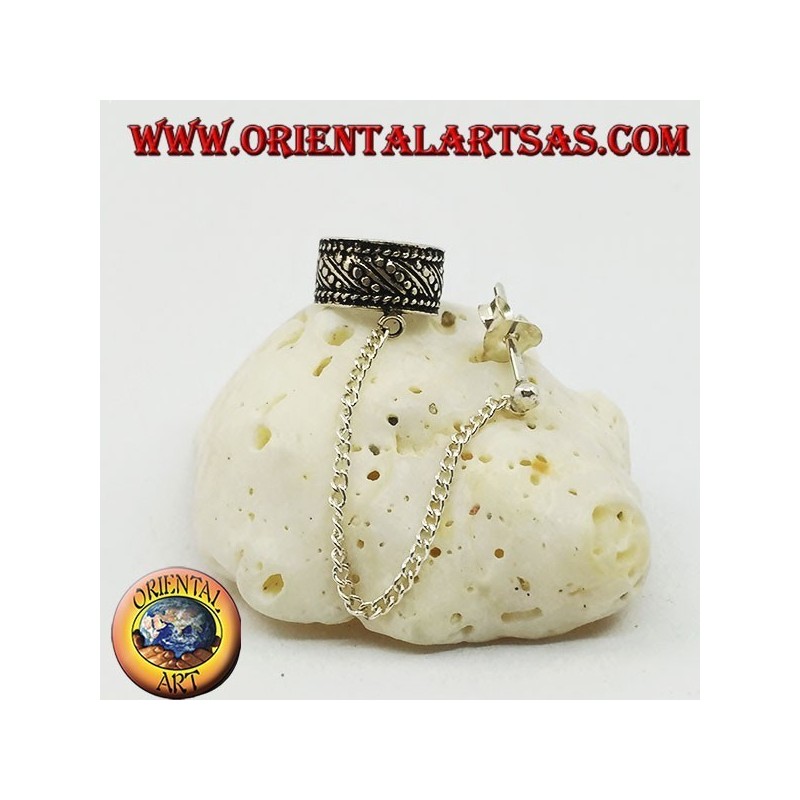 Orecchino Ear Cuff in argento con catenella, linee oblique e puntini in altorilievo