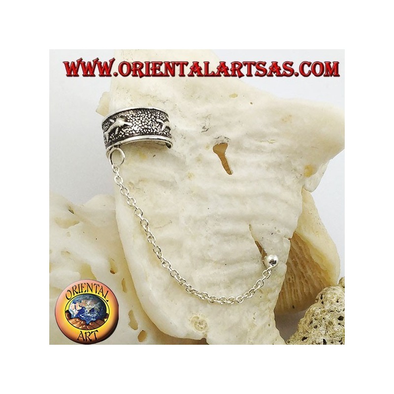 Orecchino Ear Cuff in argento con catenella, delfini in altorilievo