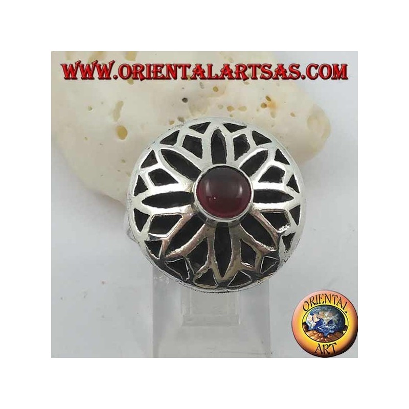 Anillo redondo de plata con flores superpuestas en alto relieve y cornalina redonda
