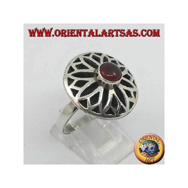 Bague ronde en argent avec fleurs superposées en haut-relief et cornaline ronde