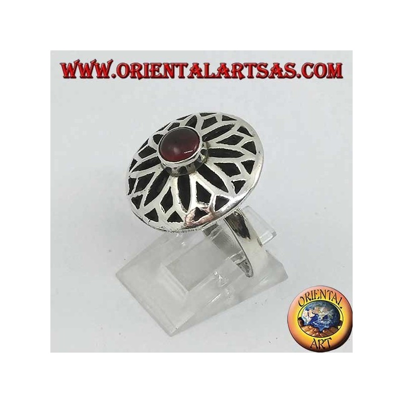 Anillo redondo de plata con flores superpuestas en alto relieve y cornalina redonda