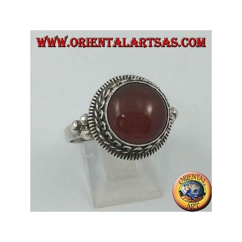 Anello in argento con corniola tonda rialzata e righe e serpentina continua sui lati