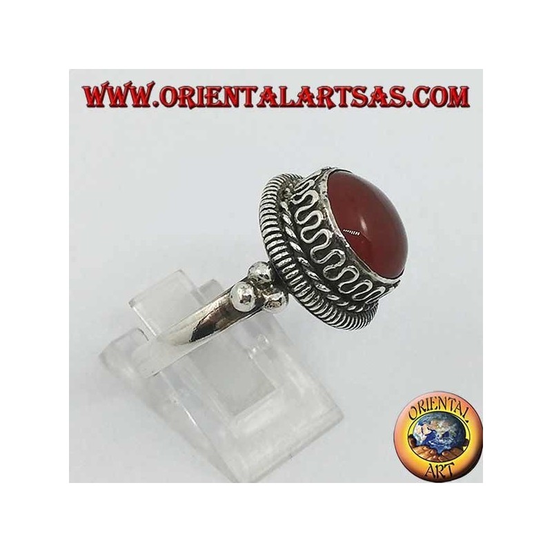 Anello in argento con corniola tonda rialzata e righe e serpentina continua sui lati