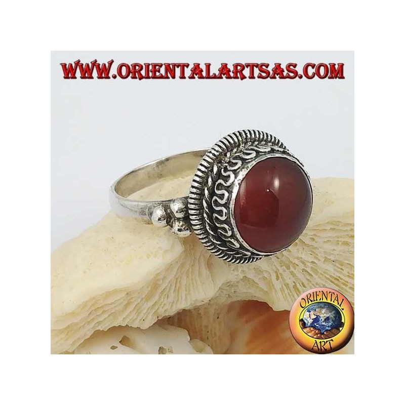 Anello in argento con corniola tonda rialzata e righe e serpentina continua sui lati