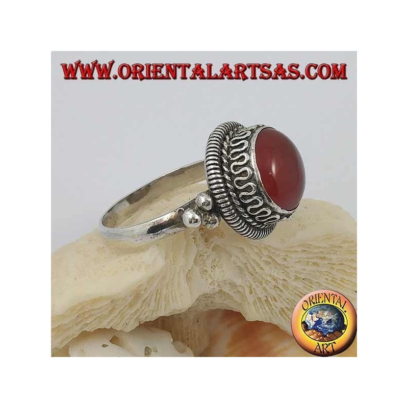 Bague en argent avec cornaline et rayures rondes en relief et serpentine continue sur les côtés