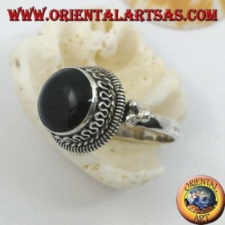 Bague en argent avec onyx et rayures rondes en relief et serpentine continue sur les côtés