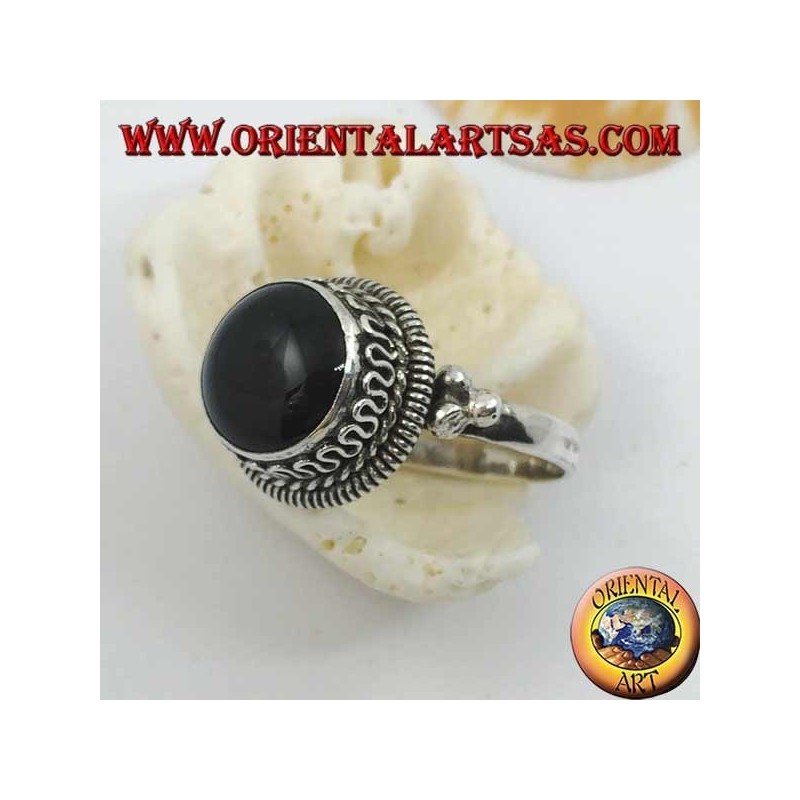 Bague en argent avec onyx et rayures rondes en relief et serpentine continue sur les côtés