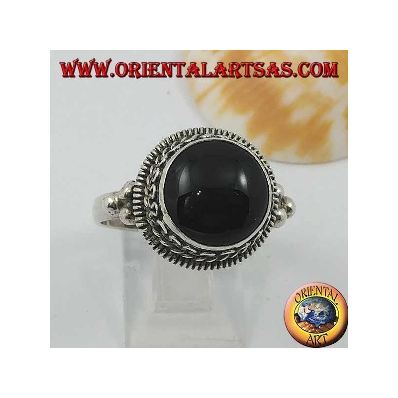 Anello in argento con onice tonda rialzata e righe e serpentina continua sui lati