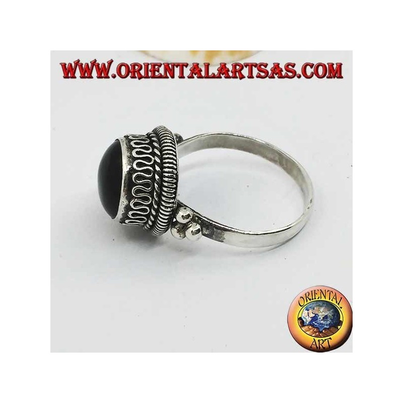 Anillo de plata con ónix redondo redondo y rayas y serpentina continua en los lados.