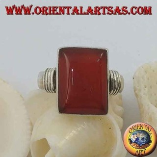 Anello in argento con corniola rettangolare e tre righe sui lati