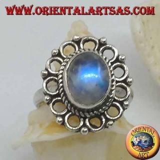 Anello d'argento con pietra di luna arcobaleno ovale e bordo di cerchietti (16)