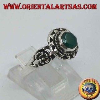 Anillo de plata con ágata verde octogonal rodeada de triángulos y rosa en los lados.