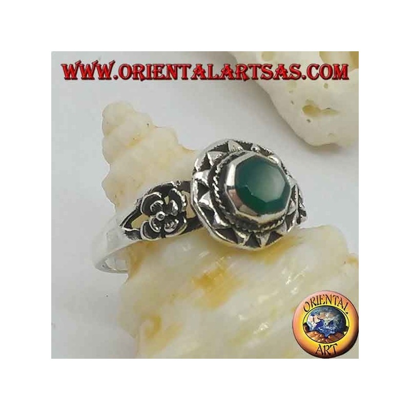 Anillo de plata con ágata verde octogonal rodeada de triángulos y rosa en los lados.