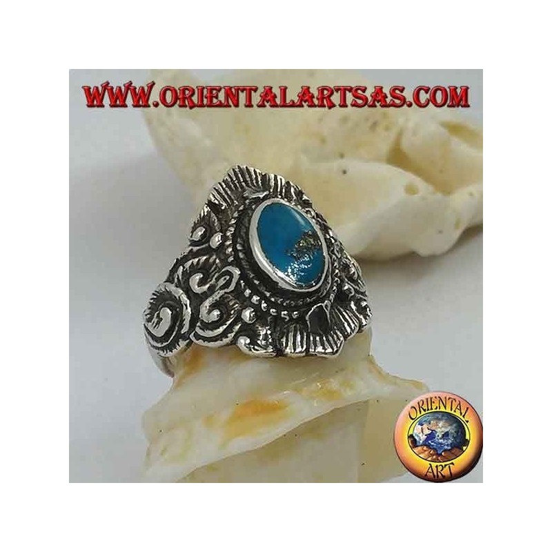 Anillo de plata con turquesa ovalada y decoraciones de estilo nepalés