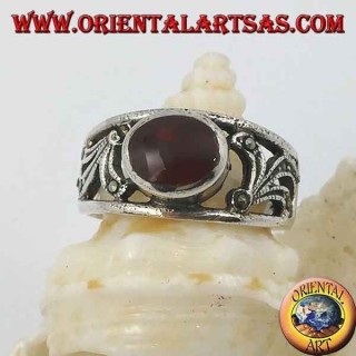 Anello in argento con corniola ovale orizzontale e decorazione floreale traforata con marcassite