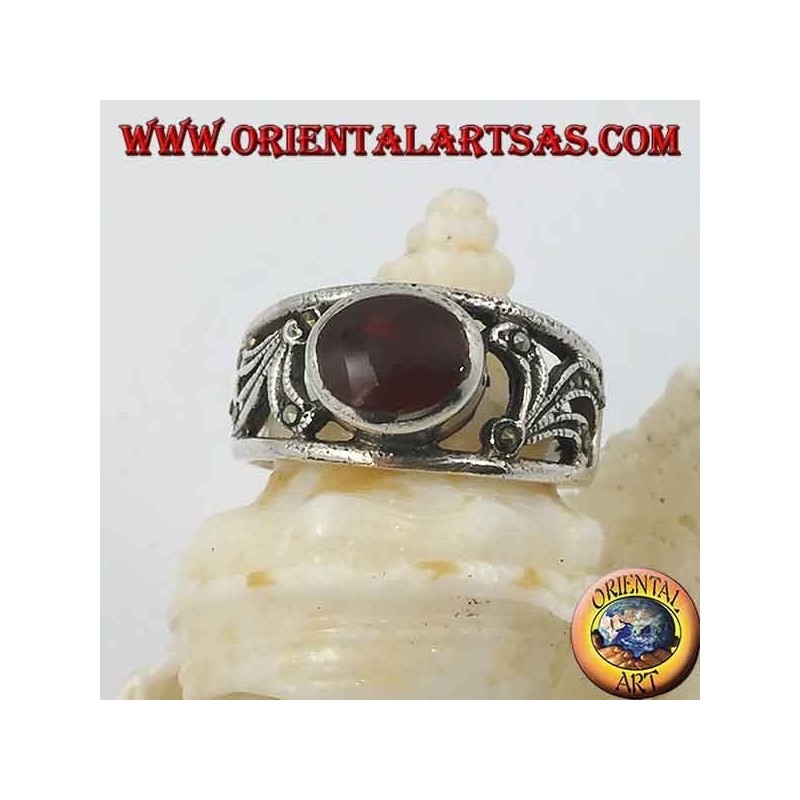 Anello in argento con corniola ovale orizzontale e decorazione floreale traforata con marcassite
