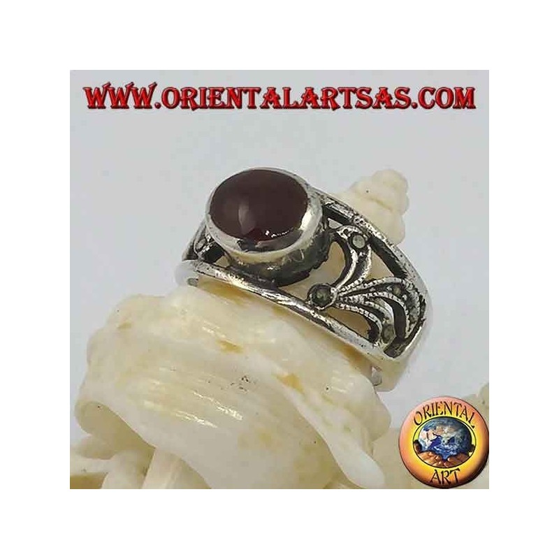 Anillo de plata con cornalina ovalada horizontal y decoración floral perforada con marcasita