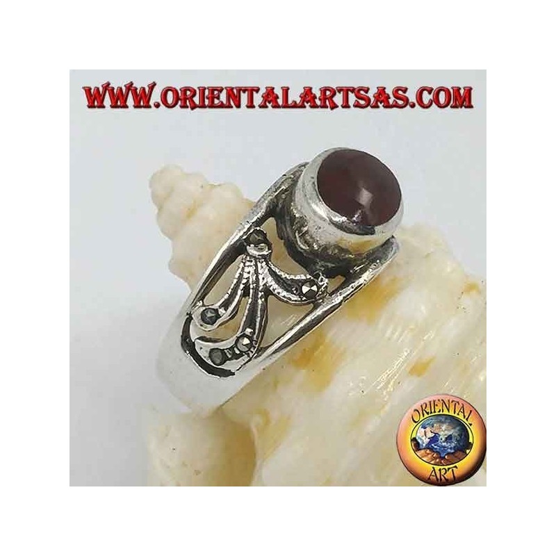 Silberring mit horizontalem ovalem Karneol und mit Markasit perforiertem Blumendekor