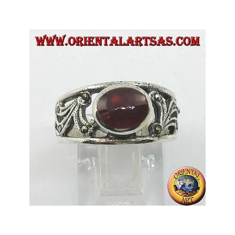 Anello in argento con corniola ovale orizzontale e decorazione floreale traforata con marcassite