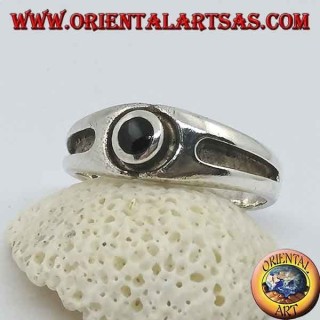 Anello in argento con onice tonda e riga spessa in bassorilievo sui lati