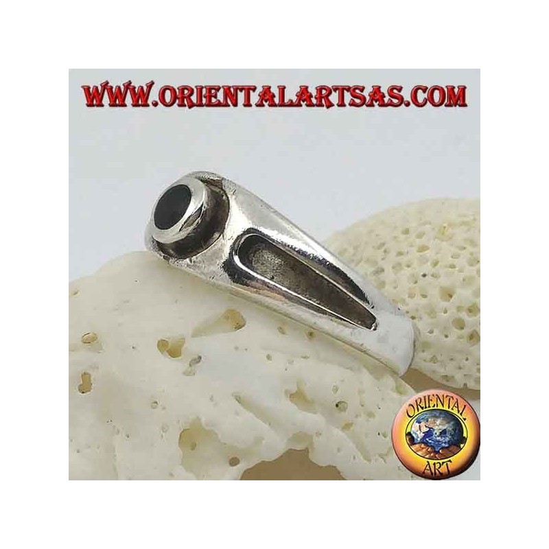 Anello in argento con onice tonda e riga spessa in bassorilievo sui lati