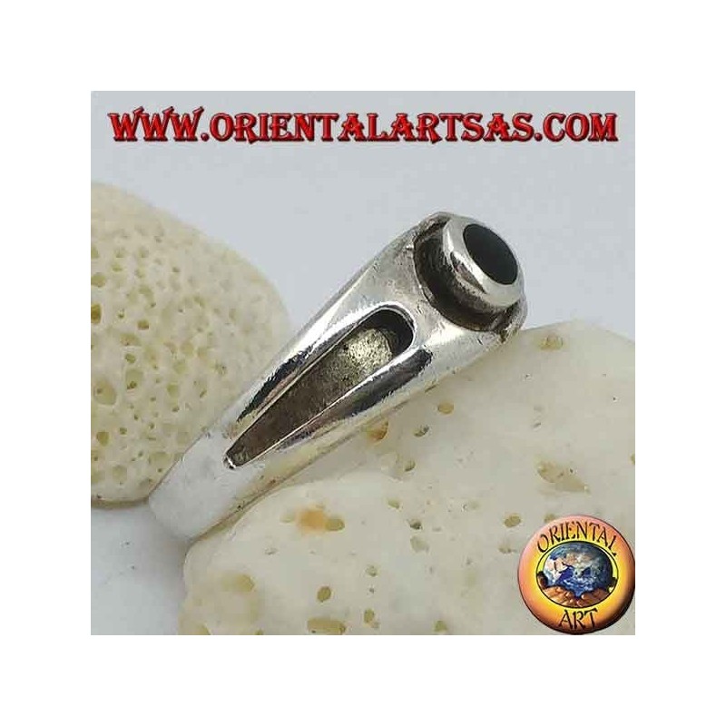 Anello in argento con onice tonda e riga spessa in bassorilievo sui lati