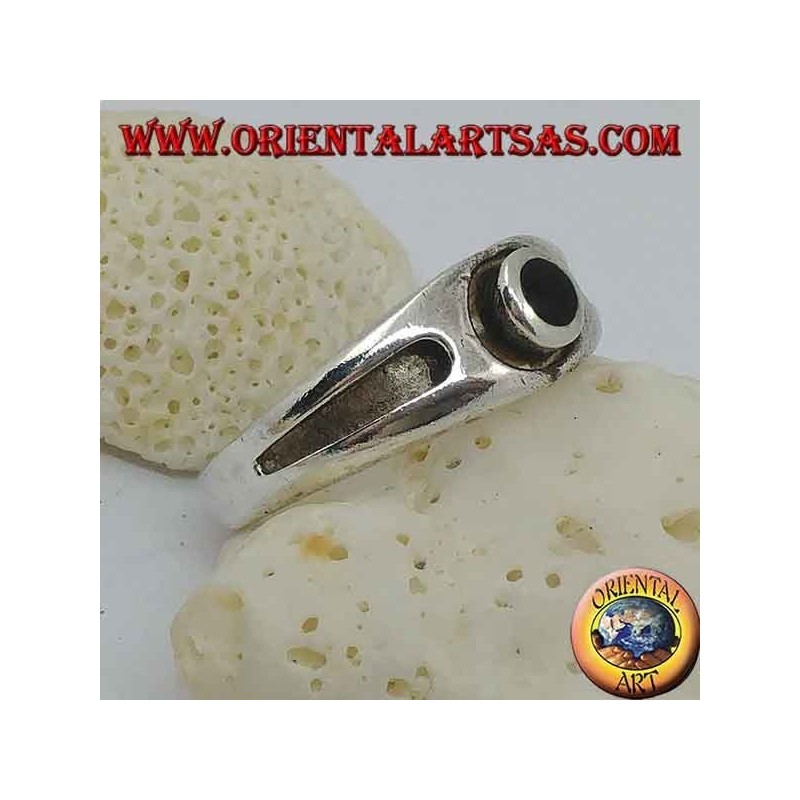 Anillo de plata con ónix redondo y una gruesa línea de bajo relieve en los lados.