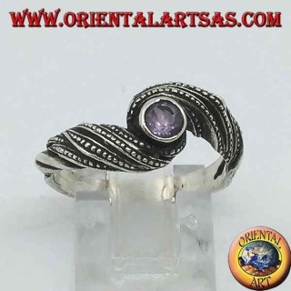 Anello in argento con ametista tonda naturale in un intreccio di fili