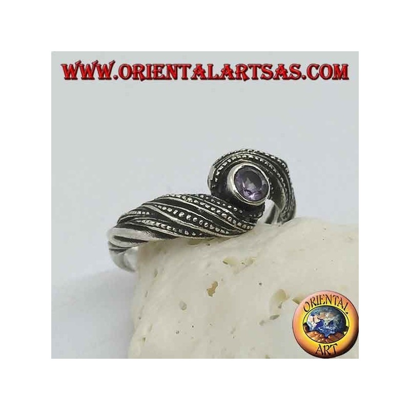 Bague en argent avec améthyste ronde naturelle dans un entrelacement de fils