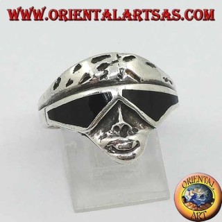 Anello in argento a forma di faccia da motociclista con occhiali da sole con lenti in onice