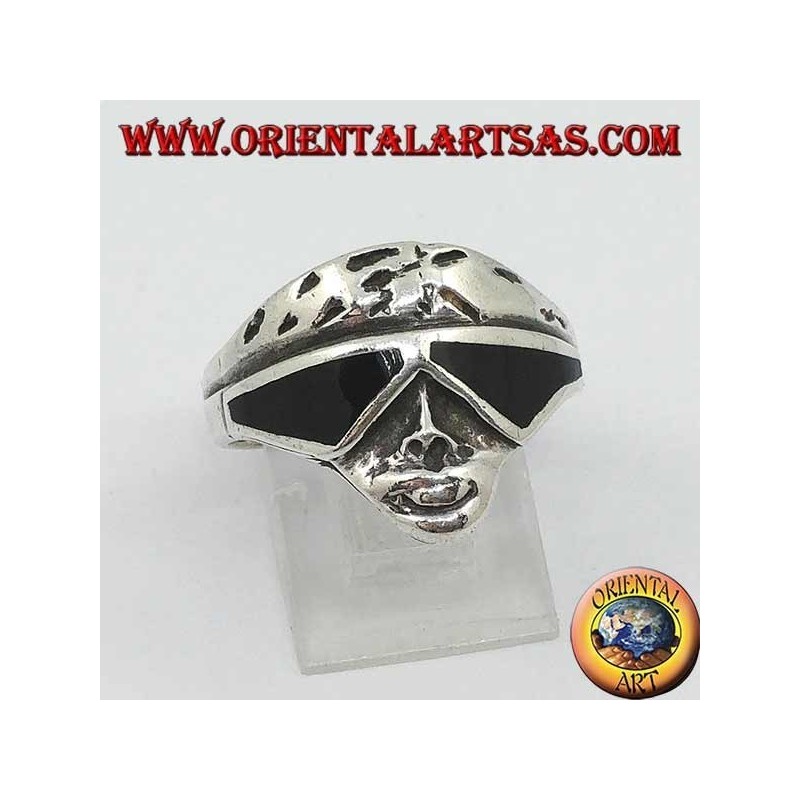 Anillo de plata con forma de cara de motociclista con gafas de sol con lentes de ónice