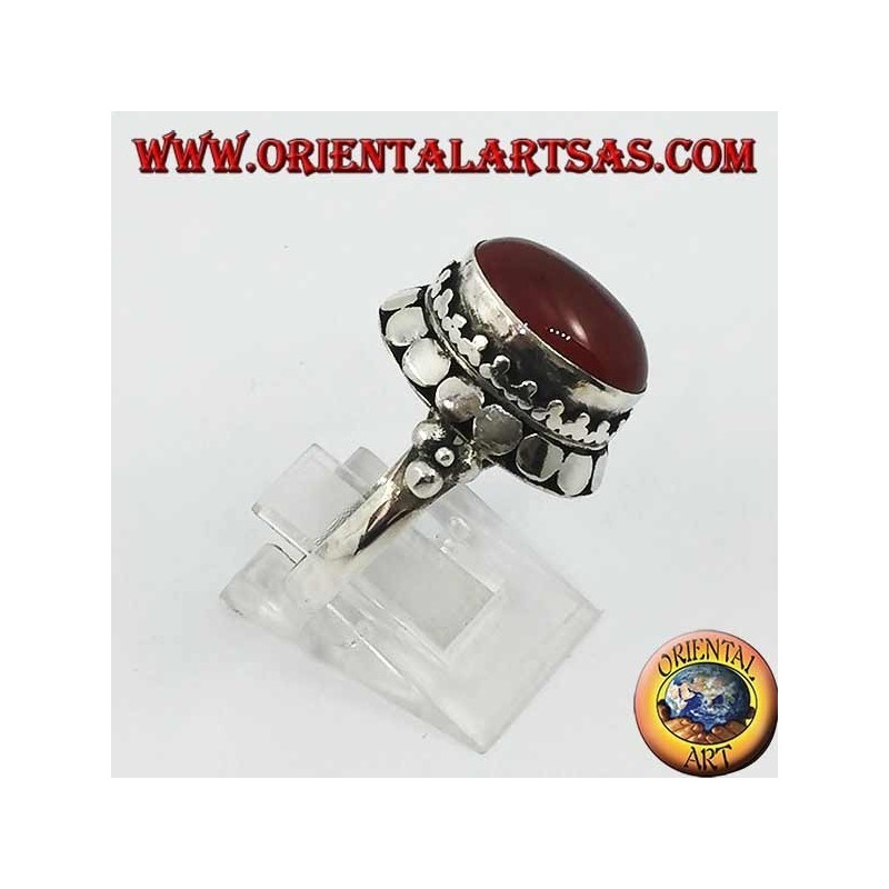 Anillo de plata con borde alto con cornalina ovalada cabujón