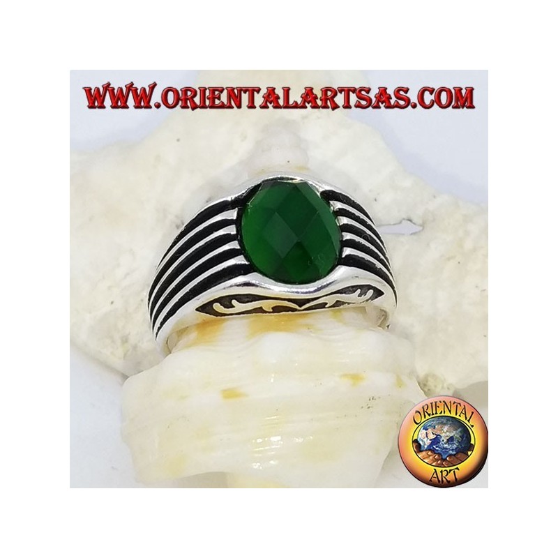Anillo de plata con circonita verde ovalada facetada y rayas de alto relieve.
