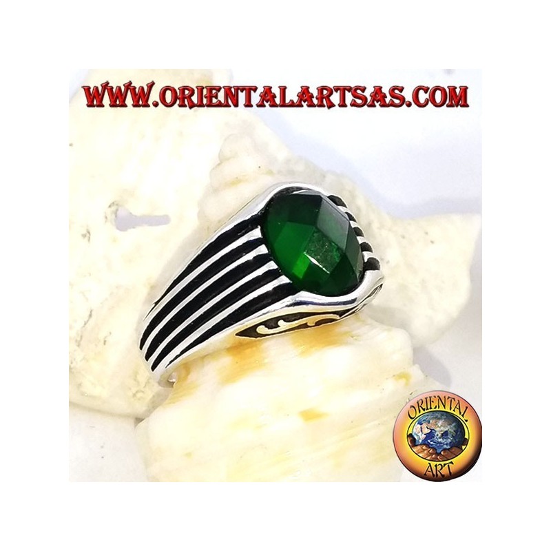 Anello in argento con zircone verde ovale sfaccettato e righe in altorilievo