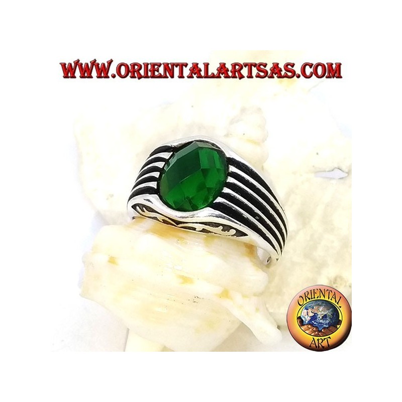 Anillo de plata con circonita verde ovalada facetada y rayas de alto relieve.
