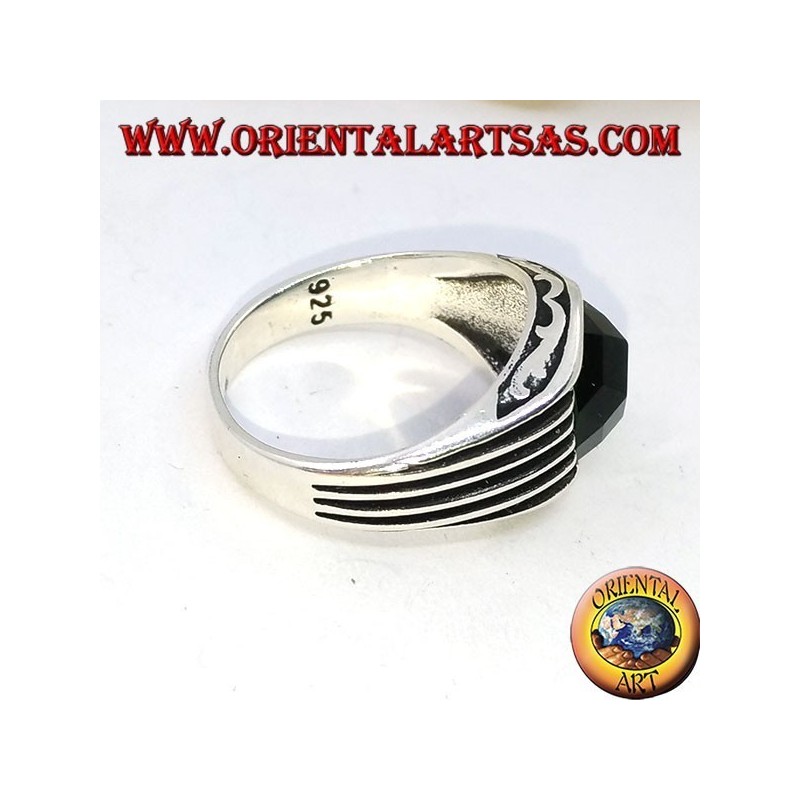 Anello in argento con zircone verde ovale sfaccettato e righe in altorilievo