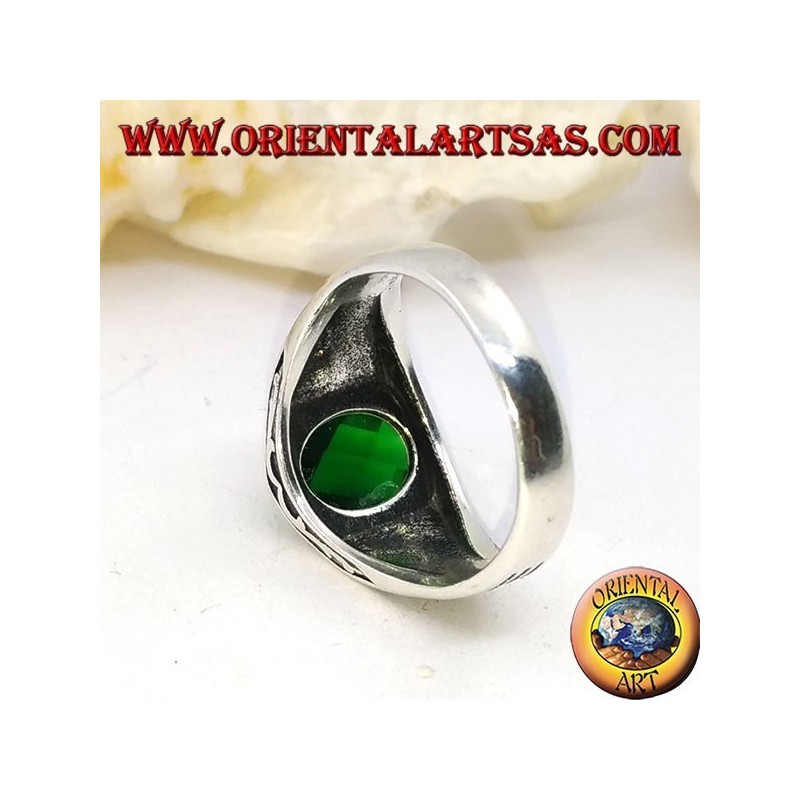 Anello in argento con zircone verde ovale sfaccettato e righe in altorilievo