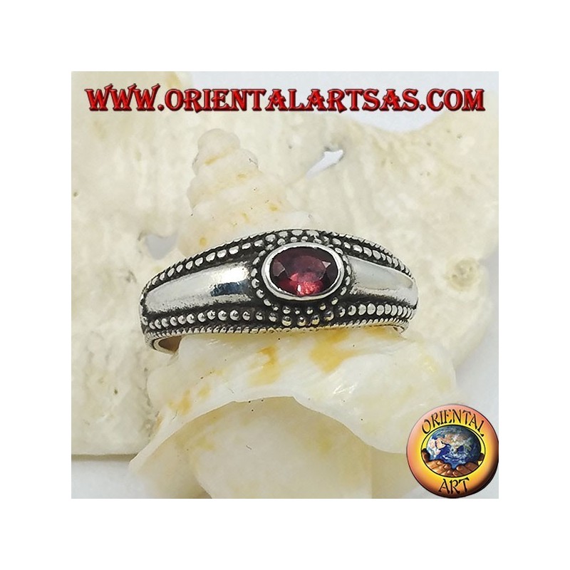 Anello in argento con granato ovale orizzontale e decorazione a palline