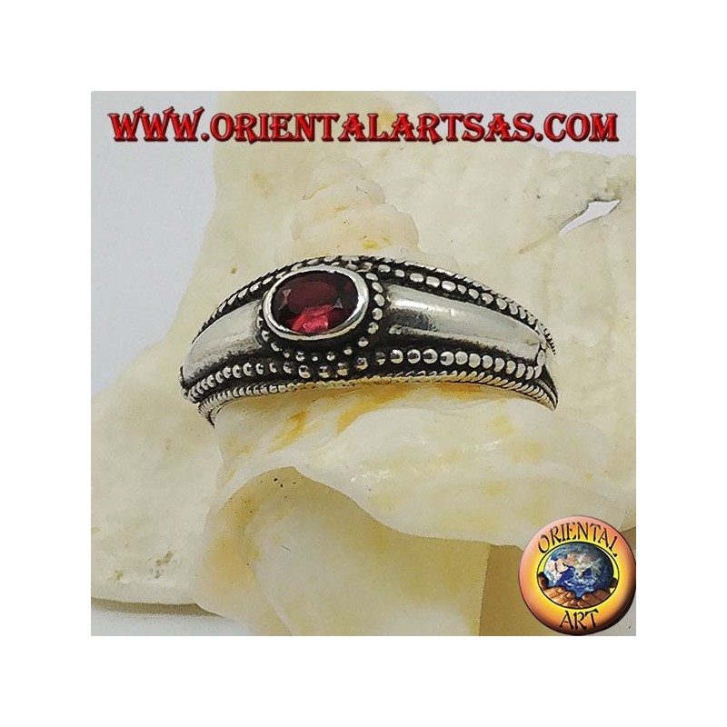Anello in argento con granato ovale orizzontale e decorazione a palline