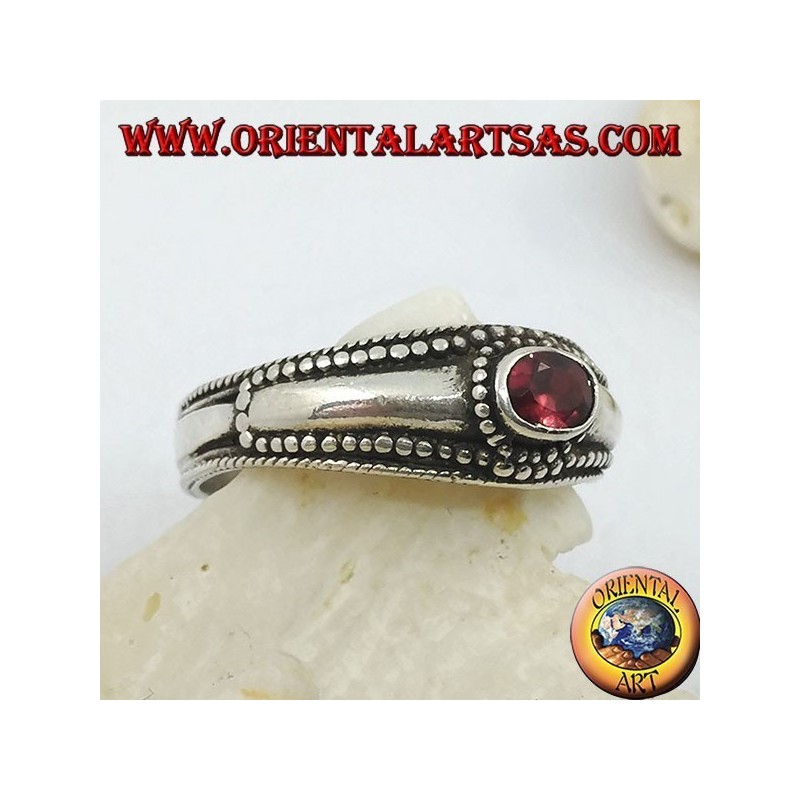 Anillo de plata con granate ovalado horizontal y decoración de bolas.