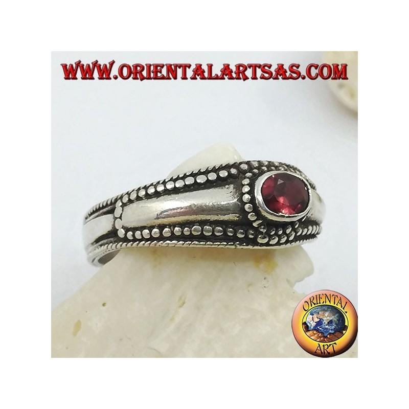 Bague en argent avec grenat ovale horizontal et décoration de boules