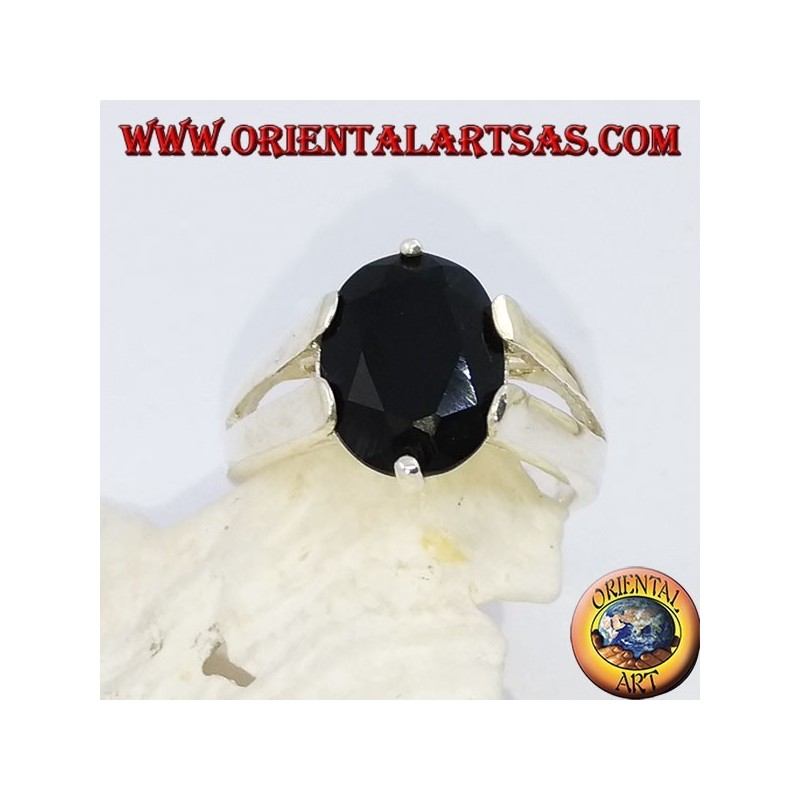 Anillo de plata con conjunto de ónix facetado ovalado.